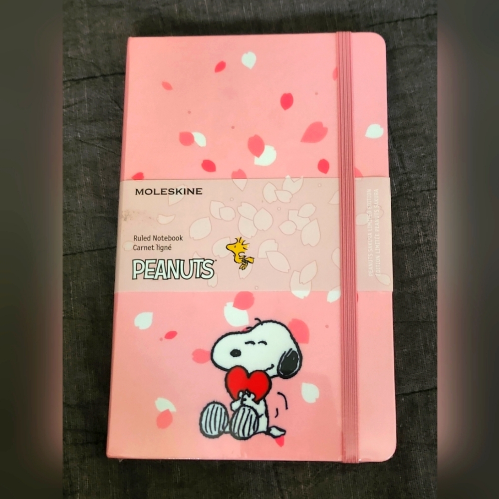 Moleskine Peanuts snoopy themed ruled notebook